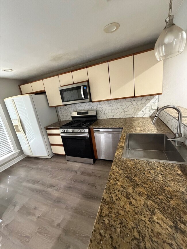 Foto del edificio - 2810 Grants Lake Blvd