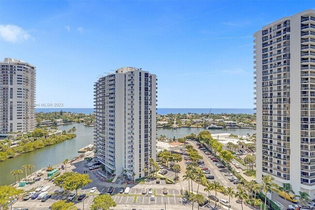 Foto del edificio - 3731 N Country Club Dr