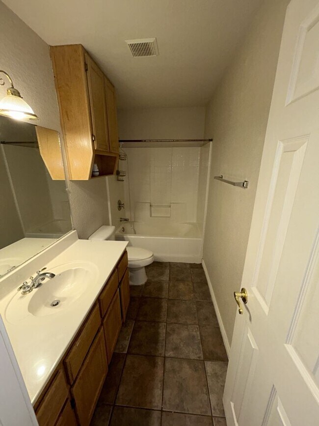 Building Photo - 535 Nathan Dr