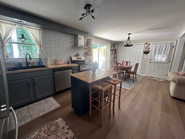 Building Photo - Beautiful furnished well maintain 3 bedrooms, 1.5 Baths