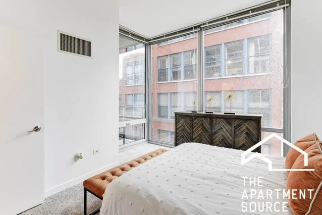 Building Photo - 730 S Clark St