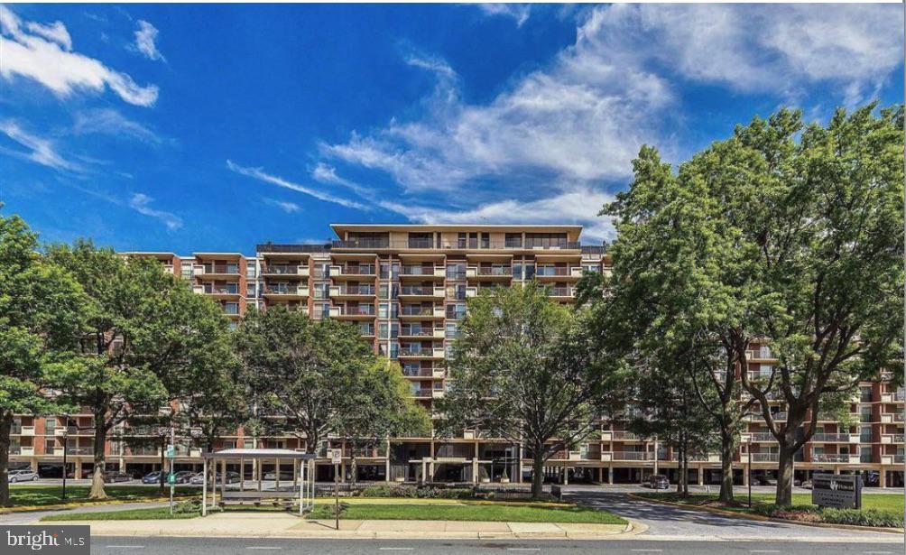 Foto principal - 1300 Army Navy Dr