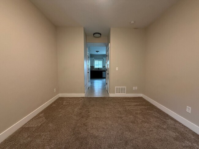 Building Photo - 694 S Saturn Ave