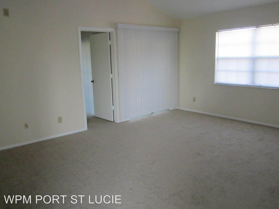 Building Photo - 1626 SE Green Acres Cir