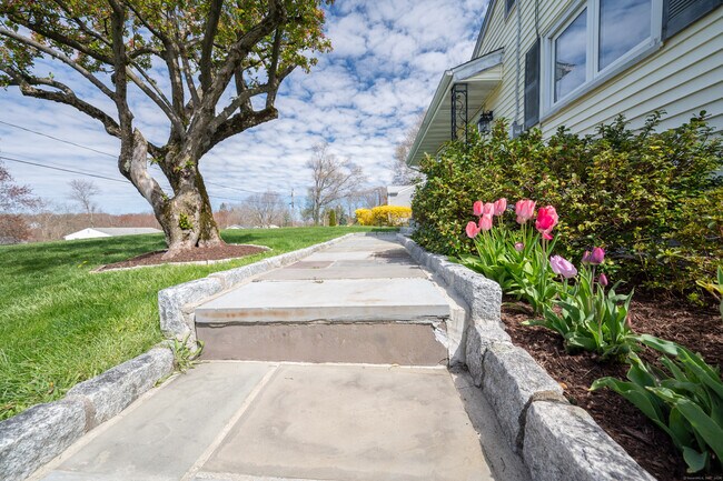 Building Photo - 5 Terry Dr