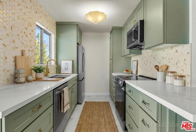 Building Photo - 532 N Rossmore Ave