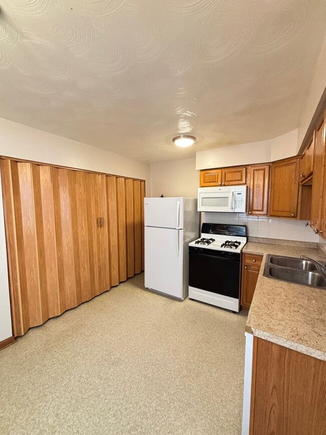 Building Photo - 910 S Webber St