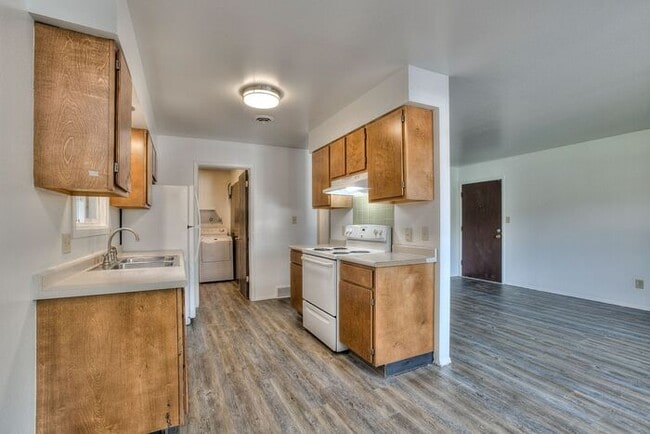Building Photo - Spacious 2bd, 1ba Apartment