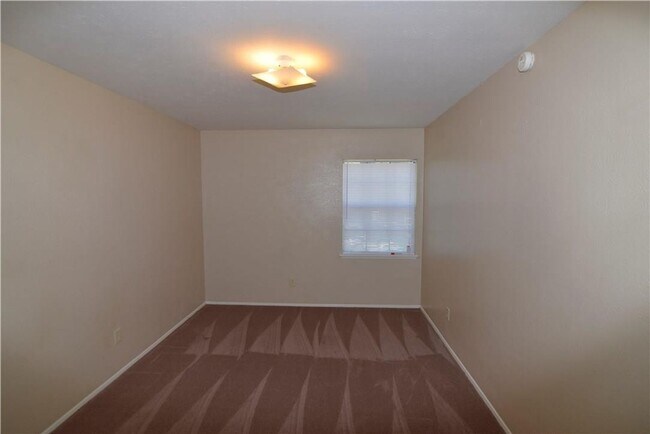 Building Photo - Spacious 3 Bedroom Home Near Town East Mal...