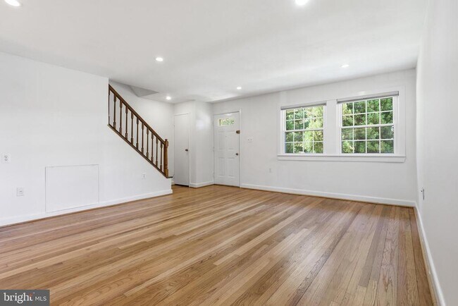 Building Photo - 465 Hampton Ct