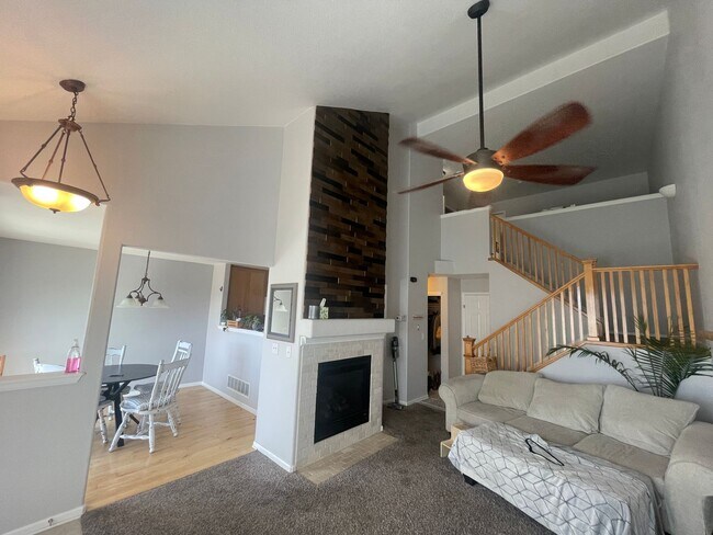 Building Photo - Townhome in Castle Rock! 2 Bedroom 2.5 bat...