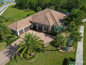 Building Photo - 5632 SW Pomegranate Way