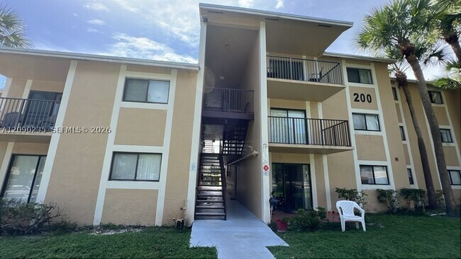 Building Photo - 104 Palm Cir W