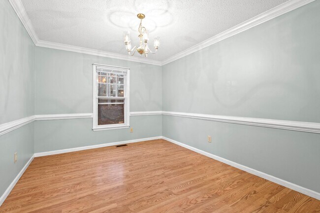Building Photo - $500 Off First Month's Rent! Upgraded Spac...