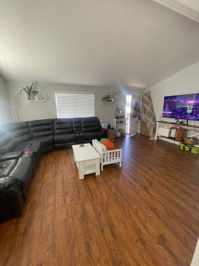 Building Photo - Lovely home located Juniper Hills Communit...