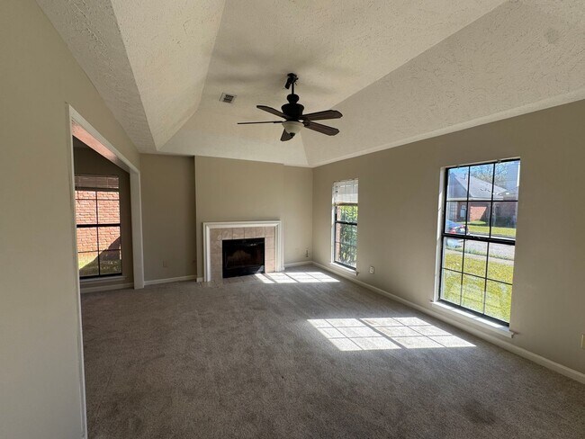 Foto del edificio - Location, Location, Location