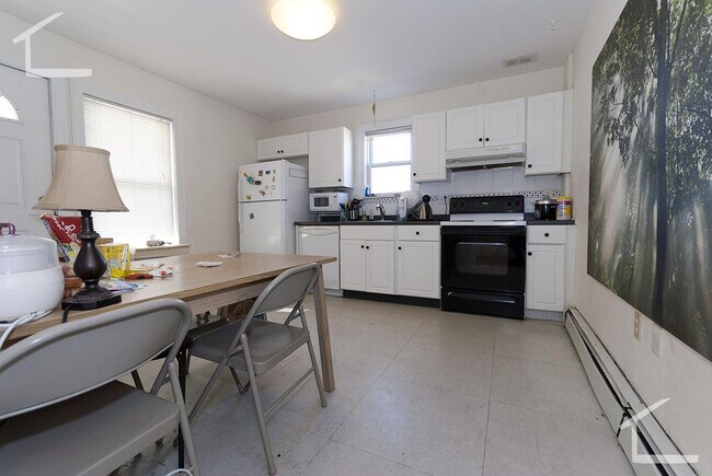 Building Photo - Private Porch, In-Unit Washer and Dryer, B...