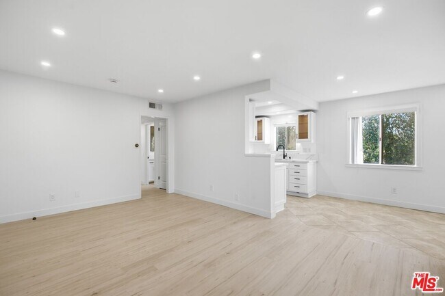 Foto del edificio - 13025 Moorpark St