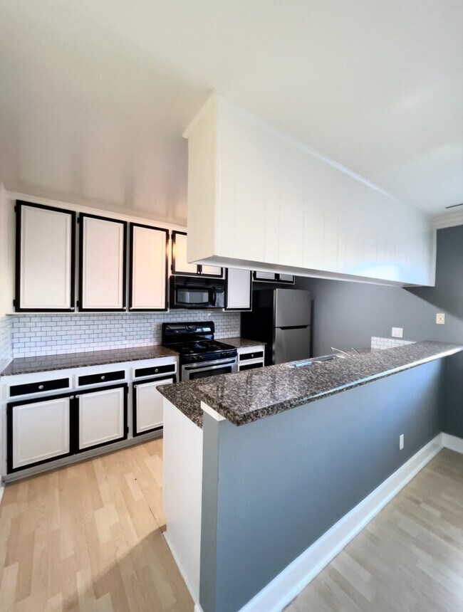 Foto del edificio - 7045 Woodley Ave