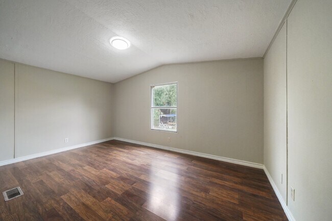 Foto del edificio - Charming 3-Bed, 2-Bath Retreat on Country Oaks Street, Brazoria!