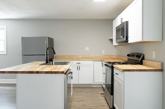 Building Photo - Downtown Aiken Home