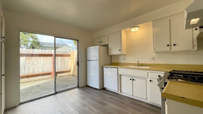 Building Photo - 2 Bedroom Townhouse across from Harloe Ele...