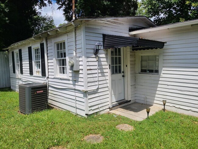 Foto del edificio - One bedroom/one bath cottage available for...