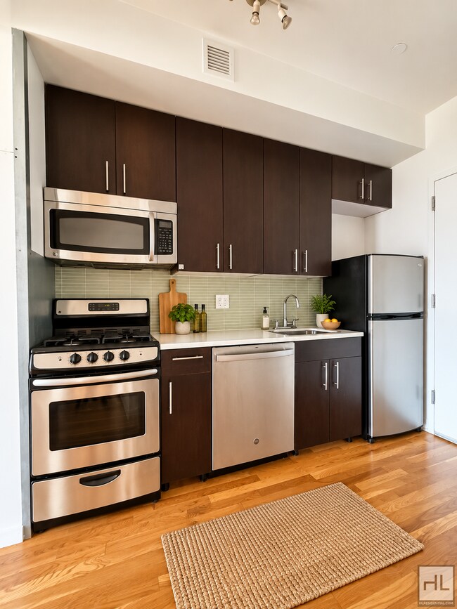 Foto del edificio - Bushwick 2-Bed 1-Bath With Balcony