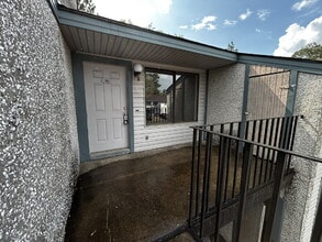 Building Photo - 910 Brett Dr