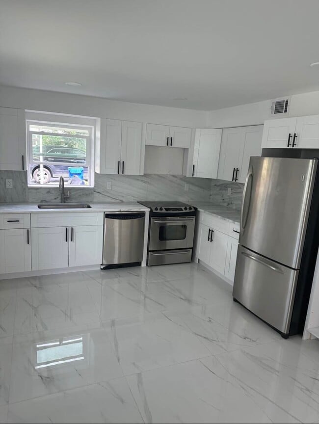 Building Photo - 700 NW 3rd Ave