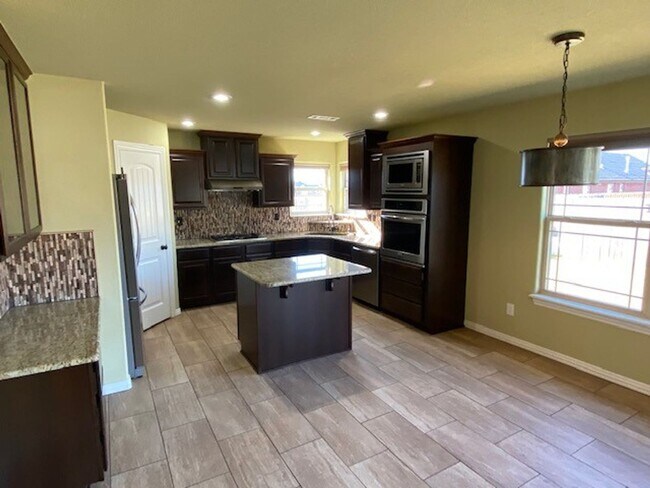 Building Photo - Fabulous Home & Location!