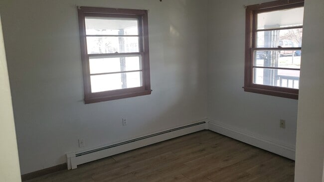 Building Photo - 3 bd, 2 ba house NE Columbia, 2nd living room downstairs, fenced, w/d included