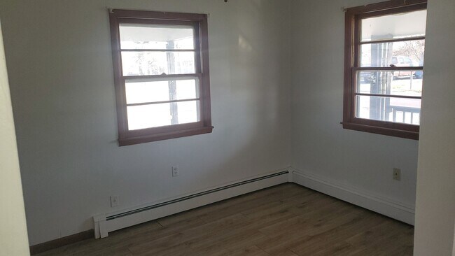 Foto del edificio - 3 bd, 2 ba house NE Columbia, 2nd living room downstairs, fenced, w/d included