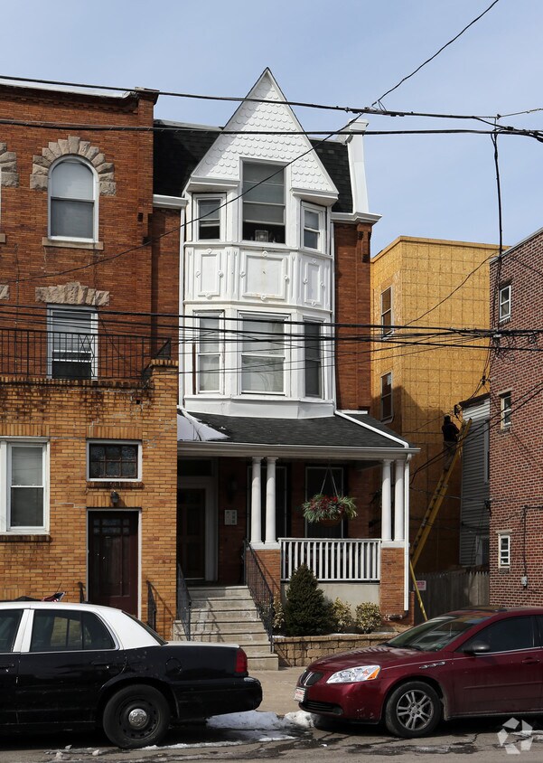 Primary Photo - 100 S 42nd St