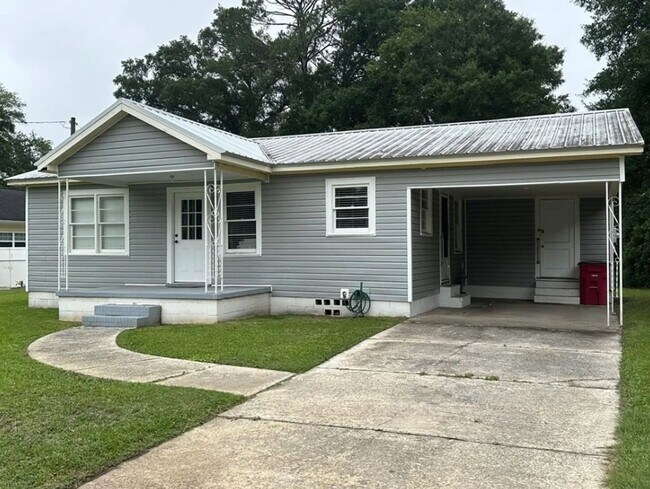 Building Photo - 2 Bed/1 Bath House