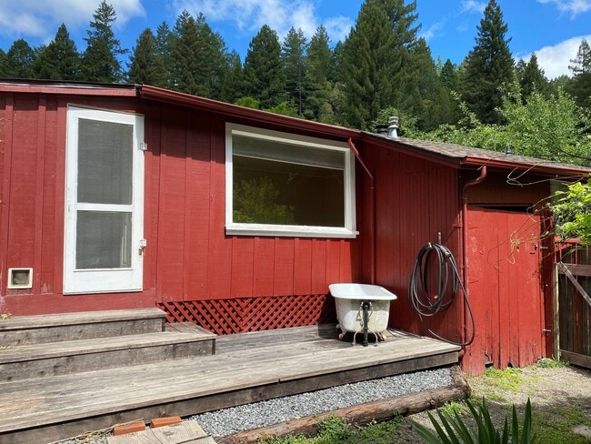 Building Photo - 750 Square Foot one  Bedroom cottage on pr...