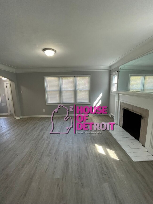 Building Photo - 3 BEDROOM | 2 BATH | FREE PRE SCREEN