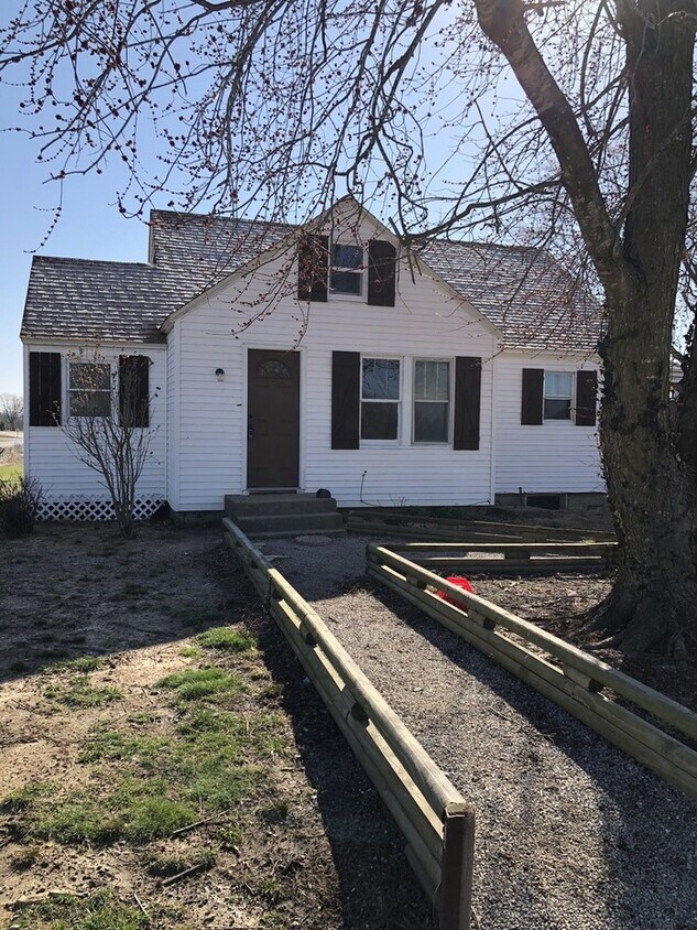 Primary Photo - Cute house in Country Setting with big shop!