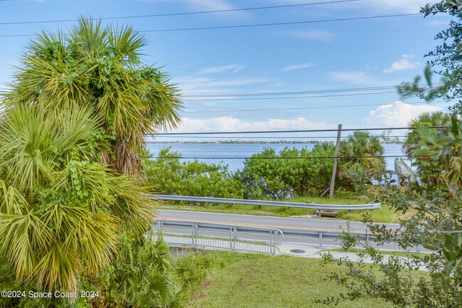 Foto del edificio - 2364 Pineapple Ave