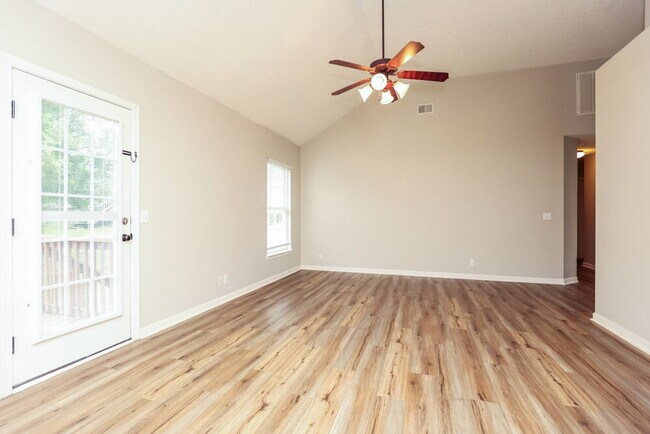 Foto del edificio - 6740 Ascot Dr
