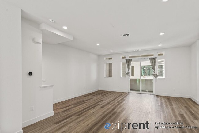 Building Photo - 2028 Starling Ln