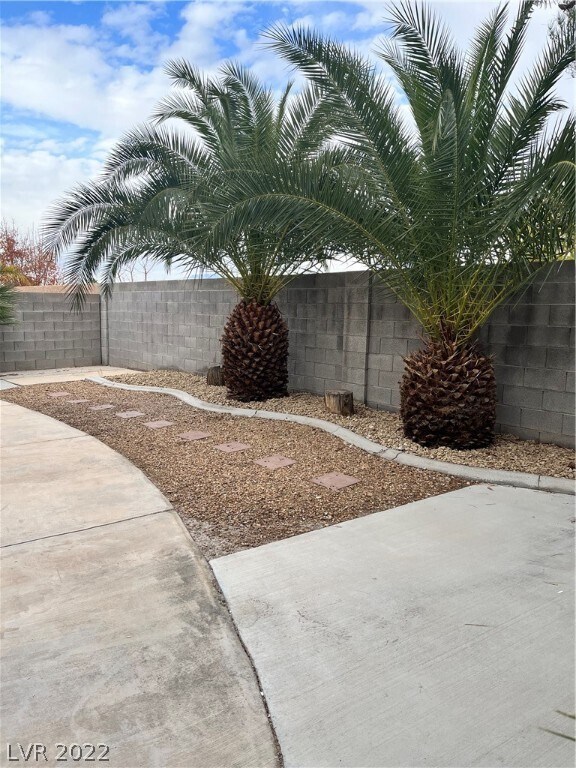 Building Photo - 1728 Royal Canyon Dr