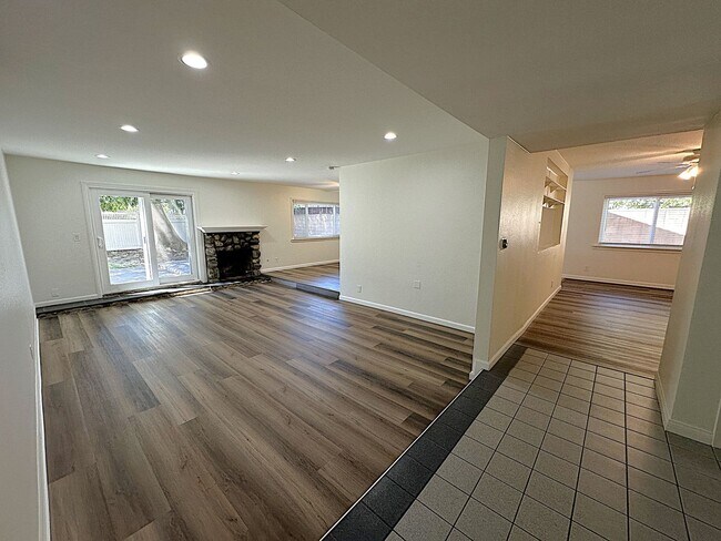 Foto del edificio - Spacious 3-Bedroom Retreat with Newly Reno...