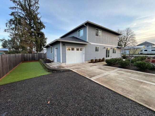 Building Photo - 4 bedroom, 2.5 Bath In Carlton- Great Location!