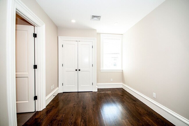 Foto del edificio - GORGEOUS BROOKLINE 4 BED/2 BATH IN COOLIDGE CORNER WITH CENTRAL AIR, LAUNDRY, PARKING