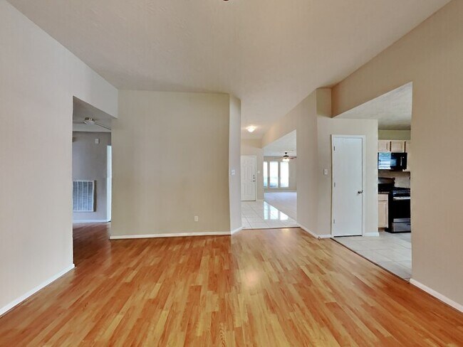 Building Photo - Lovely Home!!
