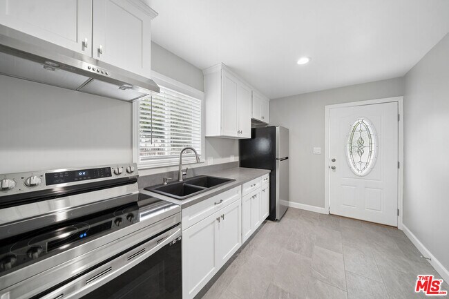 Foto del edificio - 1545 W 23rd St