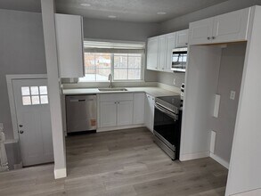 Building Photo - 2327 Custer Ave