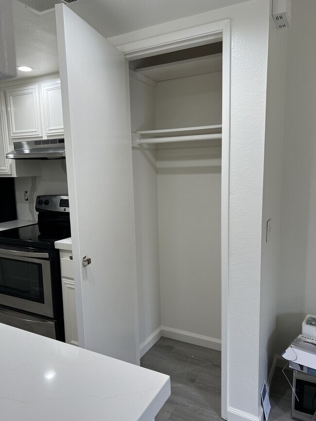 Building Photo - 4633 Via Vista Cir