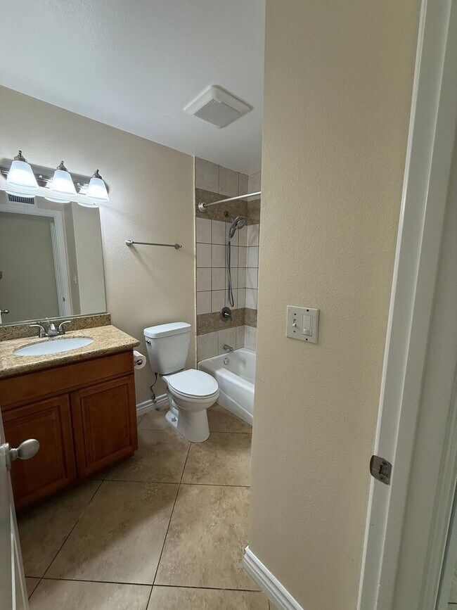 Building Photo - 3 Bedroom Condo for Lease with a 1 Car Garage
